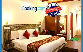 The Moon ! Premium - Parking & Lift Facilities -Hygiene And Spacious Room - A Top Rated Hotel In Nainital